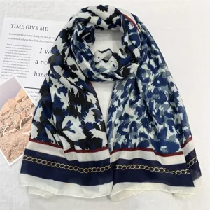 Blauer abstrakter Leopardenprint Schal mit Kettenrand, weicher Baumwollmix Schal Detail.