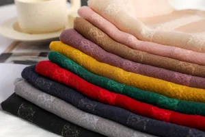 Elegantes Seide-Wolle Winterschal-Tuch in vielen Farben gestapelt, weiches Accessoire.