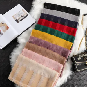 Detailansicht des modischen Karo Seidenschals, eleganter mehrfarbiger Winter Schal Schal.