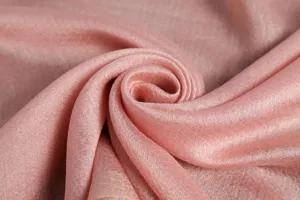 Primo piano dettagliato di una sciarpa di seta rosa brillante con trama squisita e tessuto morbido.