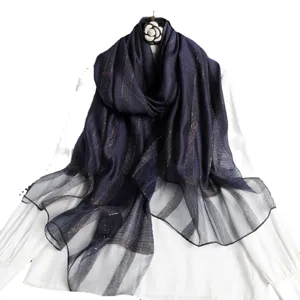 Eleganter dunkelblauer Seidenschal für Damen mit Metallic-Streifen und transparentem Saum.