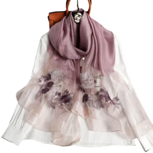 Elegante sciarpa di seta con ricamo floreale, lussuosa sciarpa malva per donna autunno.