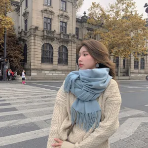 Einfarbiger langer Kaschmir-Schal mit Fransen für warme Wintertage und stilvolle Outfits.