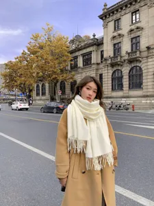 Gemütlicher einfarbiger, langer Fransen-Schal in Weiß für Damen, weich, warm und elegant zu tragen.