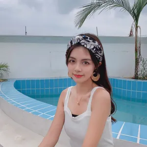 Summer women fashion hairband and casual white camisole set, lightweight printed design.