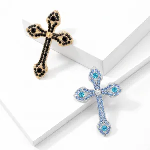 Nahaufnahme Detail der luxuriösen Legierung Strass Kreuz Brosche, elegantes Modeaccessoire.