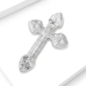 Detailansicht einer silbernen Legierung Kreuz Brosche mit Rückseite Nadel und Struktur.