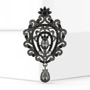 Close-up van de gedetailleerde zwarte vintage broche versierd met fonkelende strass