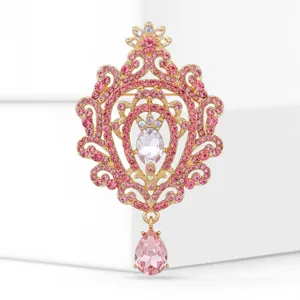 Close-up detail van de barokke vergulde broche hanger met roze kristallen strass.
