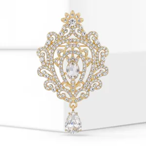 Vintage gouden strass kristal broche hanger voor elegante dames kleding accessoire detail.