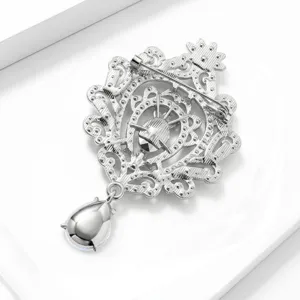 Gedetailleerd overzicht van de achterkant voor vintage filigraan brochehanger kleding.