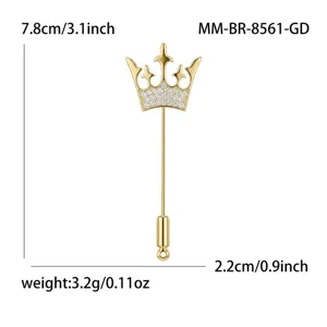Vista dettagliata spilla corona dorata, accenti di strass scintillanti, accessorio chic.