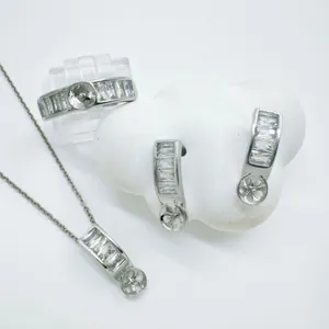 DIY Schmuck Zubehör Details mit Baguette Zirkonia silberfarbenem Ring und Anhänger.