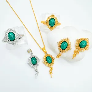 Detailansicht des antiken Türkis-Schmucksets mit verzierten Ringen, Ohrringen und Anhängern.