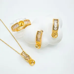 Goldfarbenes DIY-Schmuckset Detail: Ring, Ohrringe und Halskette Rohling mit Zirkonia.