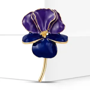 Detalle de cerca del broche vintage de flor de iris esmaltado con ricos tonos morados.