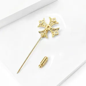 Vergoldete Kreuz Anstecknadel Broche mit funkelnden Kristallen, elegantes Modeaccessoire.