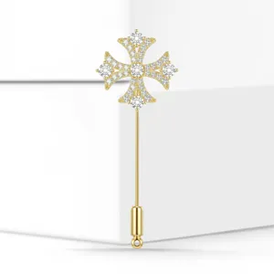 Goldene Kristall Kreuz Anstecknadel Detailansicht, elegante Strass Brosche Schmuck.