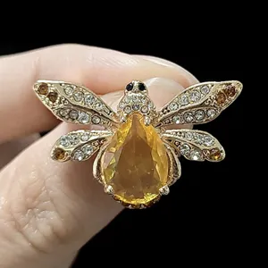 Rhinestone bee brooch fashion alloy crystal insect pin clothing accessories lovely style