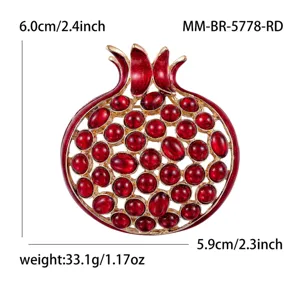 Exquisita broche de granada roja, diseño de metal detallado, accesorio elegante para ropa.