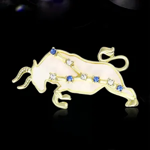 Spilla costellazione Toro dettaglio, gioiello zodiacale smaltato con strass creativo.