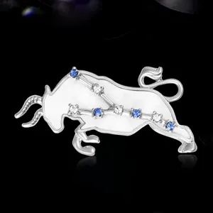 Spilla con costellazione del Toro, elegante gioiello in metallo argentato con strass blu.