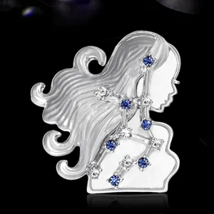 Spilla da donna in metallo argentato con strass blu e trasparenti a tema astrologico.