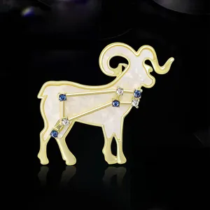 Spilla zodiacale Ariete con smalto bianco e cristalli blu brillanti finitura oro.