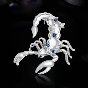 Squisita spilla con scorpione zodiacale e strass scintillanti per abbigliamento alla moda.