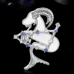 Spilla zodiacale Capricorno vista dettagliata, metallo argentato con cristalli blu e bianchi