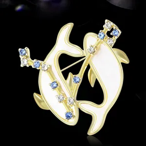 Primo piano dettaglio della creativa spilla zodiacale Pesci con strass, oro e cristalli.