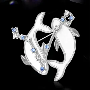 Spilla con segno zodiacale Pesci placcata in argento con cristalli blu e trasparenti.