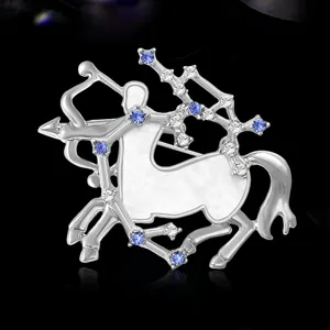 Spilla con cristallo costellazione Sagittario, elegante accessorio moda in metallo per vestiti.