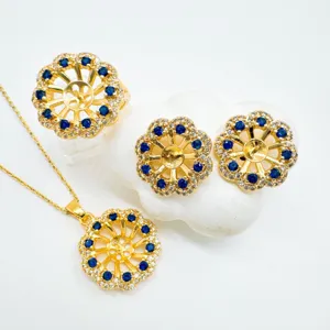 Goldener Blumen Schmuck Rohling Set Detail mit Ring, Ohrringen und Halskette mit blauen Steinen.