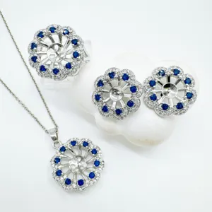Blumen Schmuckset mit Halskette Ring und Ohrringen in Silber mit blauen und weißen Steinen.