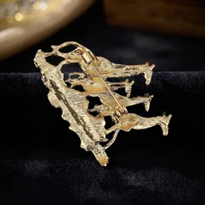 Vue détaillée du dos d'une élégante broche girafe en alliage, accessoire de mode chic.