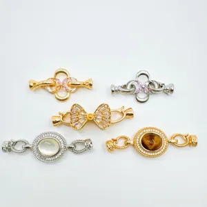Vue détaillée de fermoirs et connecteurs de bijoux DIY dans divers styles métalliques élégants.