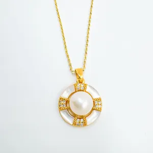 Exquisite gold-plated pendant necklace featuring a central pearl, mother of pearl and zircona.