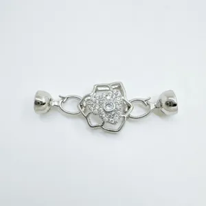 Detaillierte Nahaufnahme eines funkelnden floralen DIY Schmuck Kettenverschlusses.