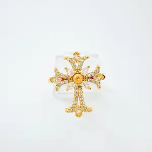Detailaufnahme des französischen Retro-Zirkonia-Kreuzrings in vergoldeter Ausführung, edler Schmuck.