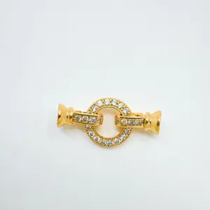 Détail fermoir bijou strass doré, connecteur collier DIY zircon scintillant, finition brillante.