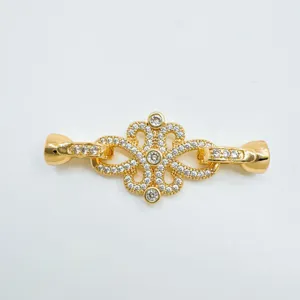 Detailaufnahme des goldenen DIY Perlenketten-Verschlusses mit eleganter Schleife.