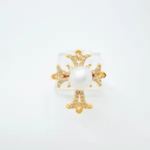 Detailansicht von vintage gold perle zirkonia kreuz schmuck zubehör mit mikro pavé