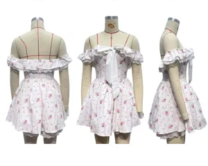 Détails de la robe courte florale épaules dénudées avec nœud blanc et bordure en dentelle.