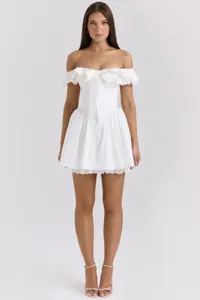Vue détaillée de la mini-robe blanche hors de l'épaule avec nœud et bordure en dentelle fine.