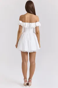 Vue détaillée de la mini-robe blanche hors de l'épaule avec bordure en dentelle et volants.