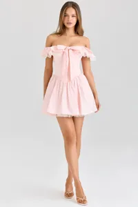 Détails de la mini-robe rose dénudée avec nœud, bordure en dentelle et jupe évasée.