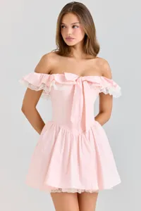 Detail de robe rose epaule denudee avec noeud avant, bordure en dentelle fine et taille ajustee.