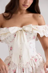 Détail robe florale vintage française, épaules dénudées, grand nœud, bordure dentelle.