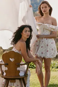 Vue détaillée de la robe florale française avec nœud, épaules dénudées et fine dentelle.